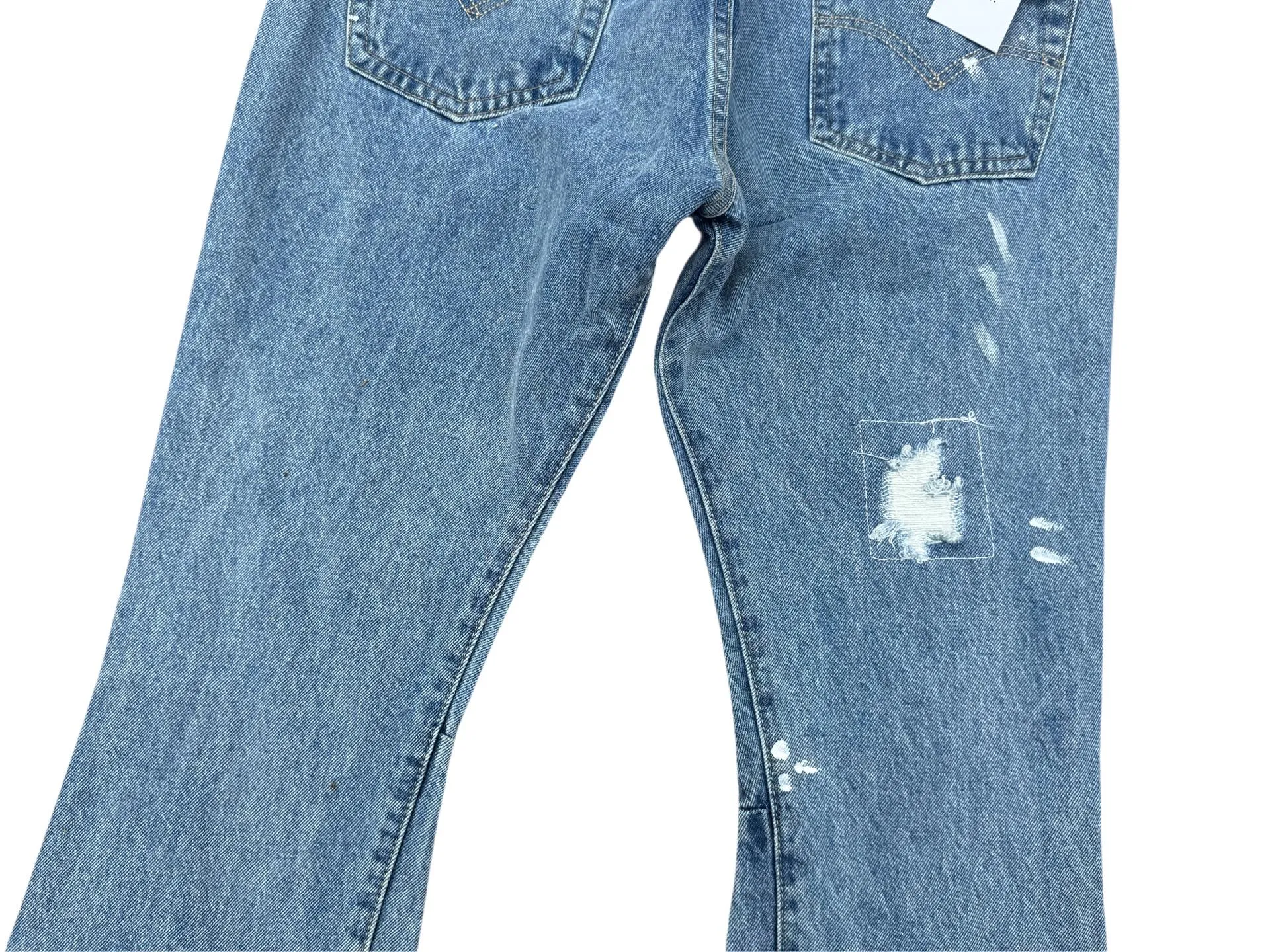 P250💰G70 GALLERY DEPT. Denim bell-bottoms with holes and random threads connected to washed and distressed spliced ​​jeans. GALLERY is attracted by these bell-bottoms. Whether it is a reset of Carhartt or Levis, it has created a strong brand style. Since these pants are modified from rare vintage, the production capacity is limited. Therefore, after many icons wore them, these pants were once hard to find. Later, perhaps due to the improvement of GD's business in the past two years and the expansion of production lines, the brand itself lowered the price, so I can't wait any longer for these pants this year and will definitely buy them. During the process of the denim washing plant, the owner of the washing plant helped introduce a boss who had worked for Levi's foundry and started his own business. This also paved the way for the following styles. Therefore, Levi's remodeled single product for the base plate is really familiar. Whether it is the fabrics supplied or the lathes used in production, there is nothing to choose from. -Color: blue -Size: S-XXL (corresponding to 28-36)